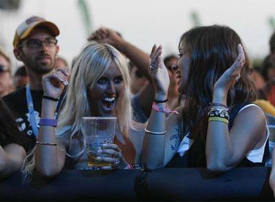 Dos jóvenes  fiberas  celebraban la noche del sábado, una jornada de transición a la clausura, hoy, del FIB Heineken 2008.