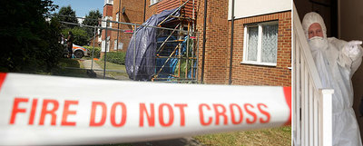 El edificio donde fueron acuchillados dos estudiantes franceses, a la izquierda. Al lado, un miembro de la policía científica en el lugar del crimen.