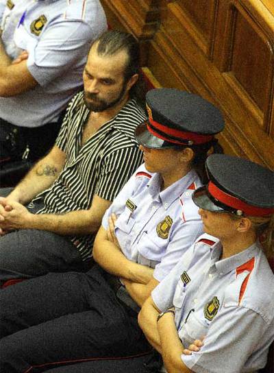 Pedro Jiménez, ayer, custodiado por los  mossos. 