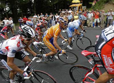 Menchov, en el centro, durante la séptima etapa del Tour.