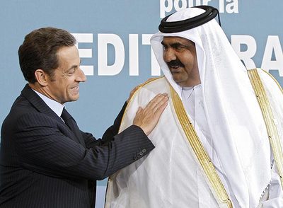 El presidente francés, Nicolas Sarkozy (izquierda), y el emir de Qatar, Hamad Bin Khalifa Al Thani, el pasado 13 de rnjulio en la cumbre de la Unión por el Mediterráneo, en París.