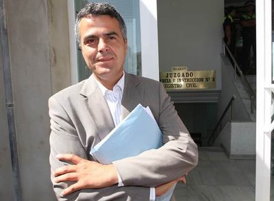 Rafael Duarte, frente a los juzgados de Estepona tras declarar por el   caso Astapa  .