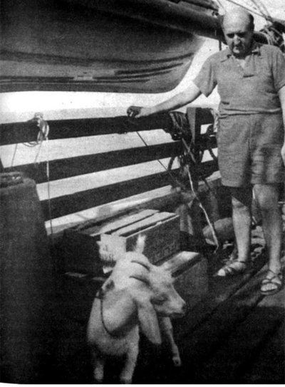 Sagarra durante el viaje que le inspiró el libro  La ruta blava .