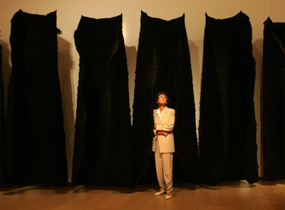 Magdalena Abakanowicz, ayer en el IVAM, junto a su obra  Black environment (Abakan) .