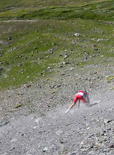 Augustyn trata de subir por el barranco por el que se cayó.