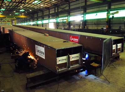 Dos operarios faenan en el trípode del obelisco de Caja Madrid en Algete.