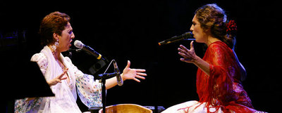 Dulce Pontes y Estrella Morente, al comienzo de su actuación en el Conde Duque.