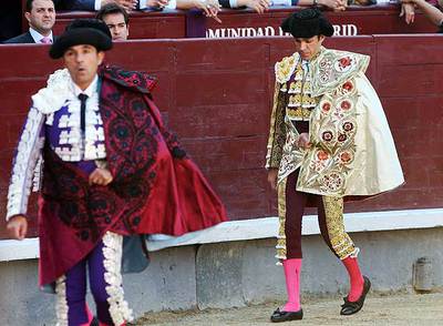 El diestro y su cuadrilla, el  15 de junio en Las Ventas, tras el paseíllo.