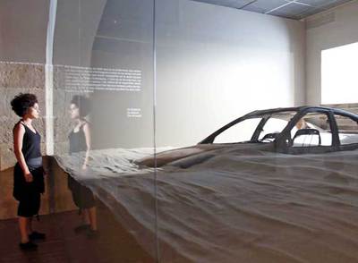 Instalación inspirada en el libro de Ballard   La sequía   que se puede ver en la exposición del Centro de Cultura Contemporánea de Barcelona. rn joan sánchezrnJ. G. Ballard en 1988.