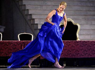 La actriz Sophie von Kessel ensaya el personaje de Buhlschaft en la obra  Jedermann  que se representará en la plaza de la Catedral.