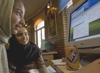 Los musulmanes que entablan relaciones amorosas con fines matrimoniales a través de Internet se cuentan ya por millones.