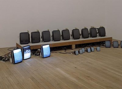  Between cinema and a hard place,  de Gary Hill.