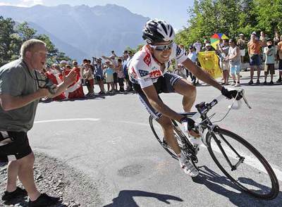Carlos Sastre, en un momento de la ascensión al mítico Alpe d'Huez.