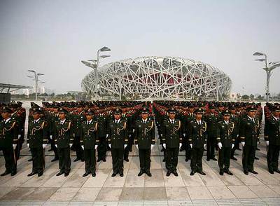 Policías chinos frente al Estadio Olímpico de Pekín.