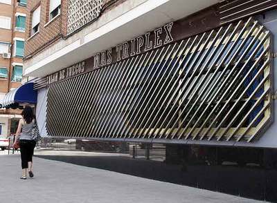 Fachada del salón de juegos Más Tríplex de Móstoles, atracado por  maceros. 