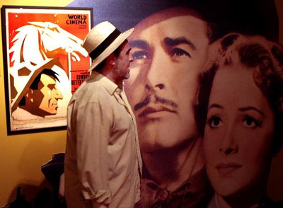 Un visitante, ayer en el Muvim en la exposición  El cartel de cine en Suecia y Dinamarca 1915-1942 .