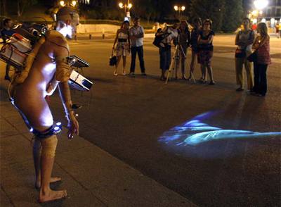 'CYBORG' DESNUDO POR EL BARRIO DE PALACIO