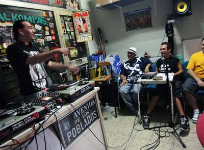 Los miembros del grupo de  hip-hop  La Excepción, en plena grabación de  Radio Taraská,  programa de radio para Internet.