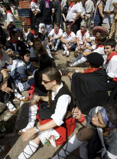 Una cuadrilla de  blusas  y  neskas  el día de Santiago.