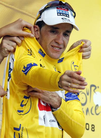 Carlos Sastre, en el podio, se coloca el  maillot  amarillo  al término de la contrarreloj de ayer.