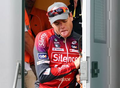 Cadel Evans, tras abandonar el control antidopaje después de la etapa.