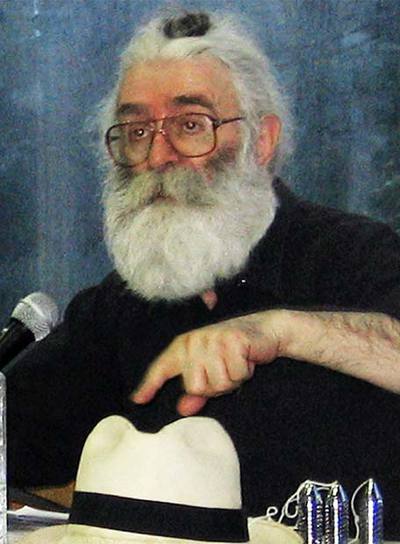 Bajo estas líneas, Karadzic poco antes de  su detención.