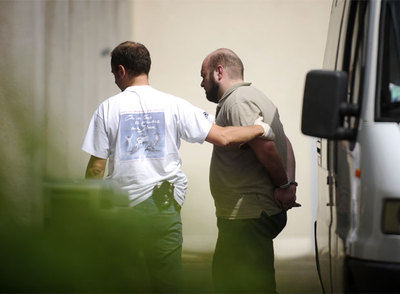 El etarra Asier Eceiza, detenido el viernes en Francia, es conducido a la comisaría de Dijon.