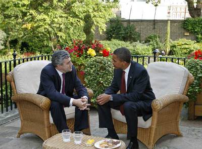 El primer ministro británico, Gordon Brown, conversa en el jardín de su residencia en Londres, el 10 de Downing Street, con el candidato presidencial de EE UU Barack Obama.
