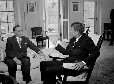 El director del FBI, J. Edgar Hoover, conversa con el presidente John F. Kennedy en la Casa Blanca el 10 de mayo de 1963.