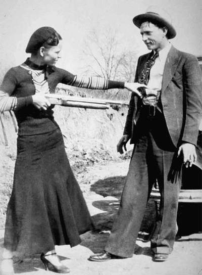 Clyde Barrow y Bonnie Parker, criminales abatidos por el FBI.