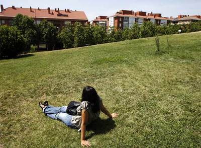 Una mujer descansa en el parque Payaso Fofó.