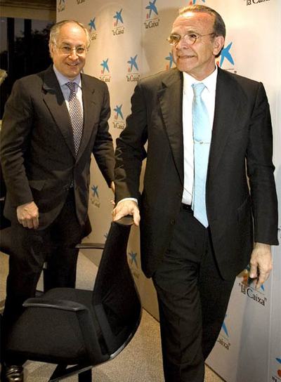El presidente de La Caixa, Isidro Fainé, seguido por el director general, Juan María Nin.