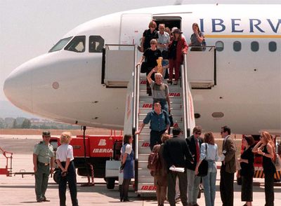 Un grupo de turistas británicos llegan al aeropuerto de Foronda en un vuelo chárter.