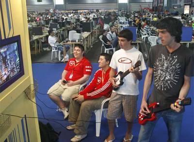 Un grupo de jóvenes practican con el juego   Guitar Hero,   el pasado viernes, en la Euskal Encounter.