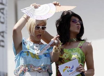Las  drags  Kyra y Sharonne, ayer durante su actuación en la clausura de los Eurogames 2008.