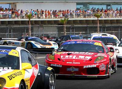 Un momento de una de las pruebas de ayer. Al fondo, aficionados y bañistas presenciaban el espectáculo desde la distancia.