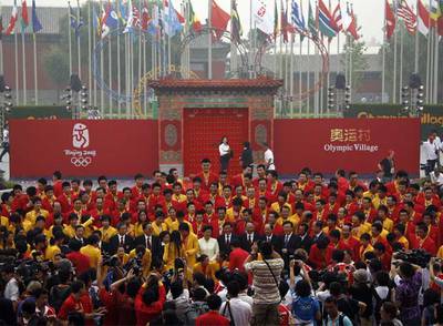 La Villa Olímpica abre sus puertas bajo la polución