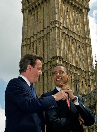 Barack Obama charla con el líder  tory,  David Cameron, el sábado.