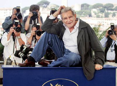 Youssef Chahine posa en la presentación de  Alejandría... Nueva York,  en el Festival de Cannes, en 2004.