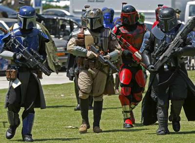 Visitantes vestidos como personajes de  La guerra de las galaxias  llegan al recinto de la Comic-Con de San Diego.