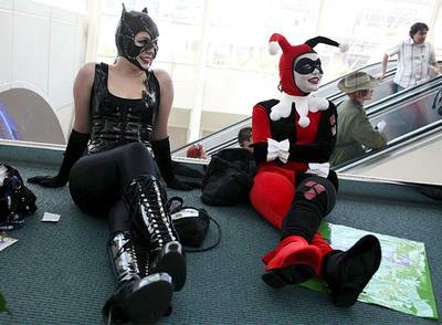 Gatubel y Harley Quinn, las dos chicas malas de  Batman,  esperan para entrar en la Comic-Con