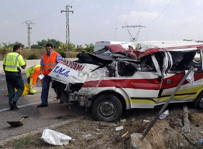 Los bomberos tuvieron que sacar a algunas de las víctimas que quedaron atrapadas.