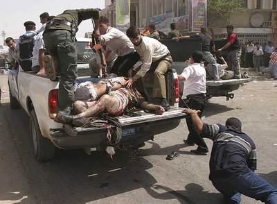 Dos camionetas trasladan a varias víctimas del atentado de ayer en Kirkuk (norte de Irak).