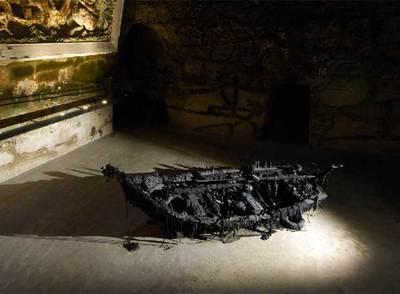 Espectacular instalación de  El barco chapapoteado,  obra del portugués Joâo Pedro Vale.