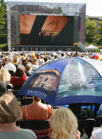  Los maestros cantores  bajaron de la colina.