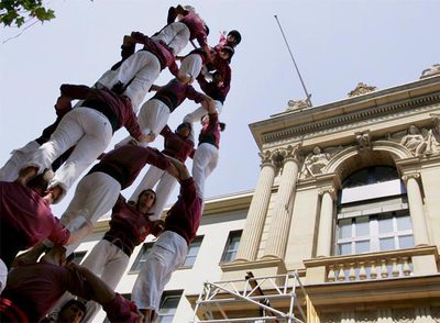 Actuación de los  castellers   de Lleida  frente a la Bolsa de Francfort, durante el  Aplec  del año pasado.