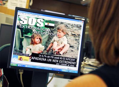 El cartel que el concejal de ICV incluyó en su  blog  y que llama a apadrinar niños extremeños.