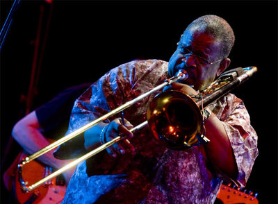 El saxofonista Pee Wee Ellis, en el concierto homenaje a James Brown celebrado ayer en el Conde Duque.