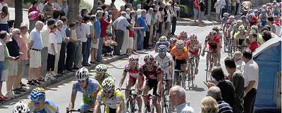 Decenas de aficionados aplauden, ayer, a los ciclistas participantes en el Circuito de Getxo.