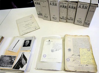 Las siete cajas que llegaron ayer al Archivo Nacional de Cataluña, en Sant Cugat, con algunos de los documentos que contienen. 